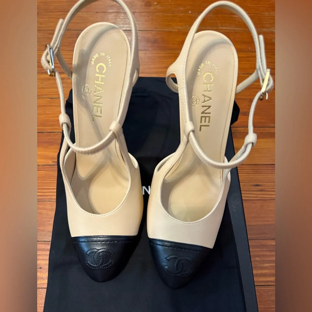 Authentic Classic CHANEL Two-Tone Beige and Black  Maryjane Heels size 40 - Picture 4 of 6